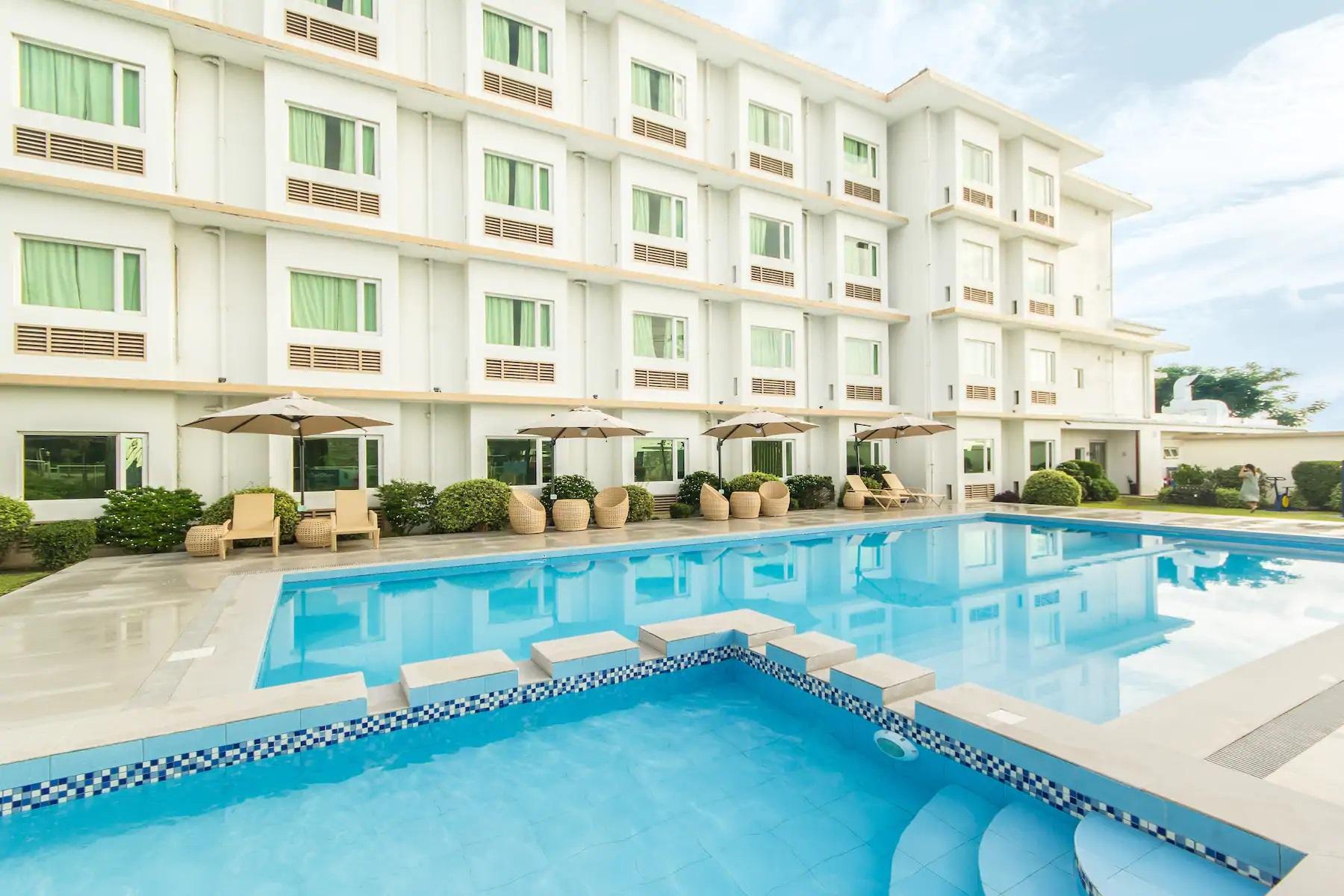 Microtel By Wyndham South Forbes Near Nuvali Santa Rosa Kültér fotó