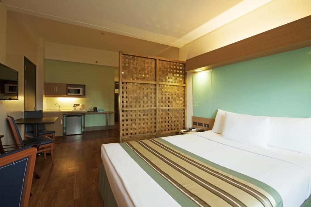 Microtel By Wyndham South Forbes Near Nuvali Santa Rosa Kültér fotó