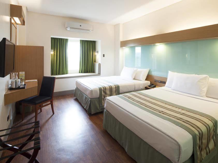 Microtel By Wyndham South Forbes Near Nuvali Santa Rosa Kültér fotó